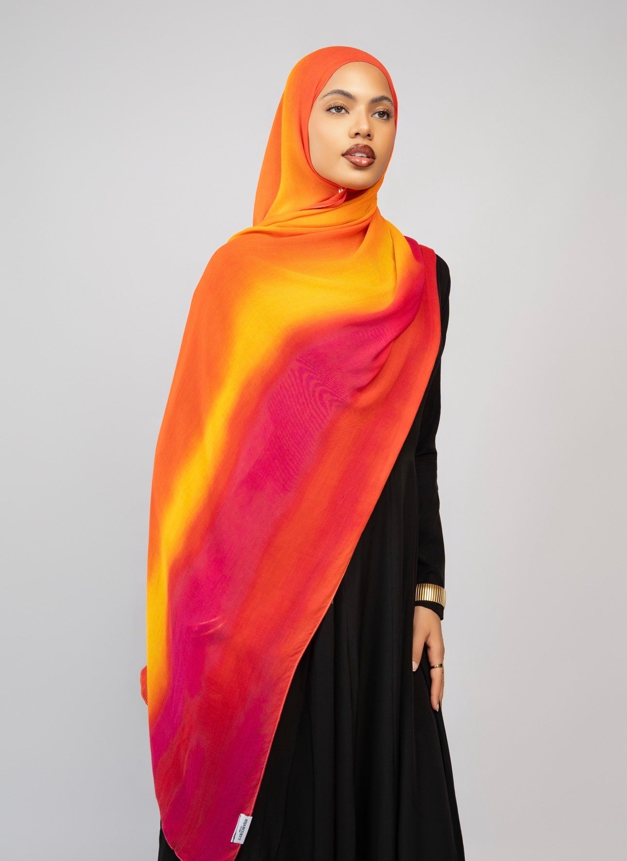 Détail hijab modal imprimé rose orange - motif exclusif - qualité premium - Hijabcurvy by AMD
