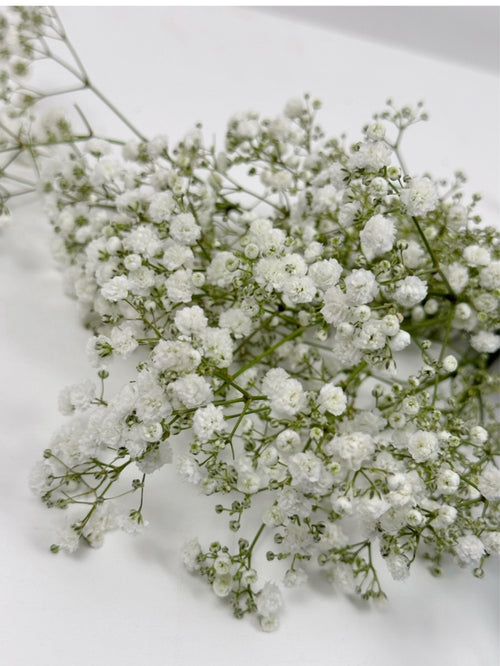 Ajouter des fleurs fraîches au bouquet