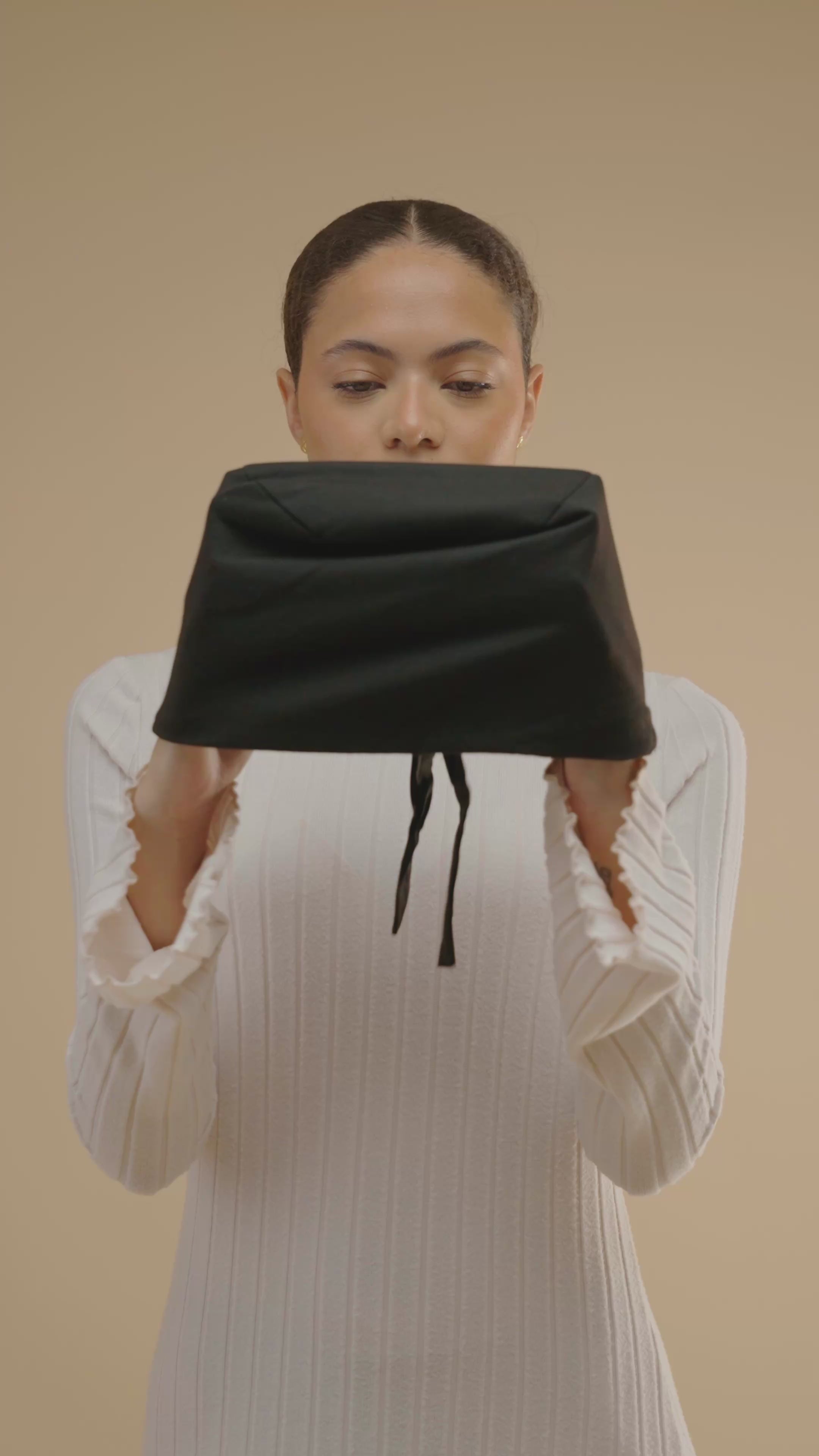 Bonnet satin Noir